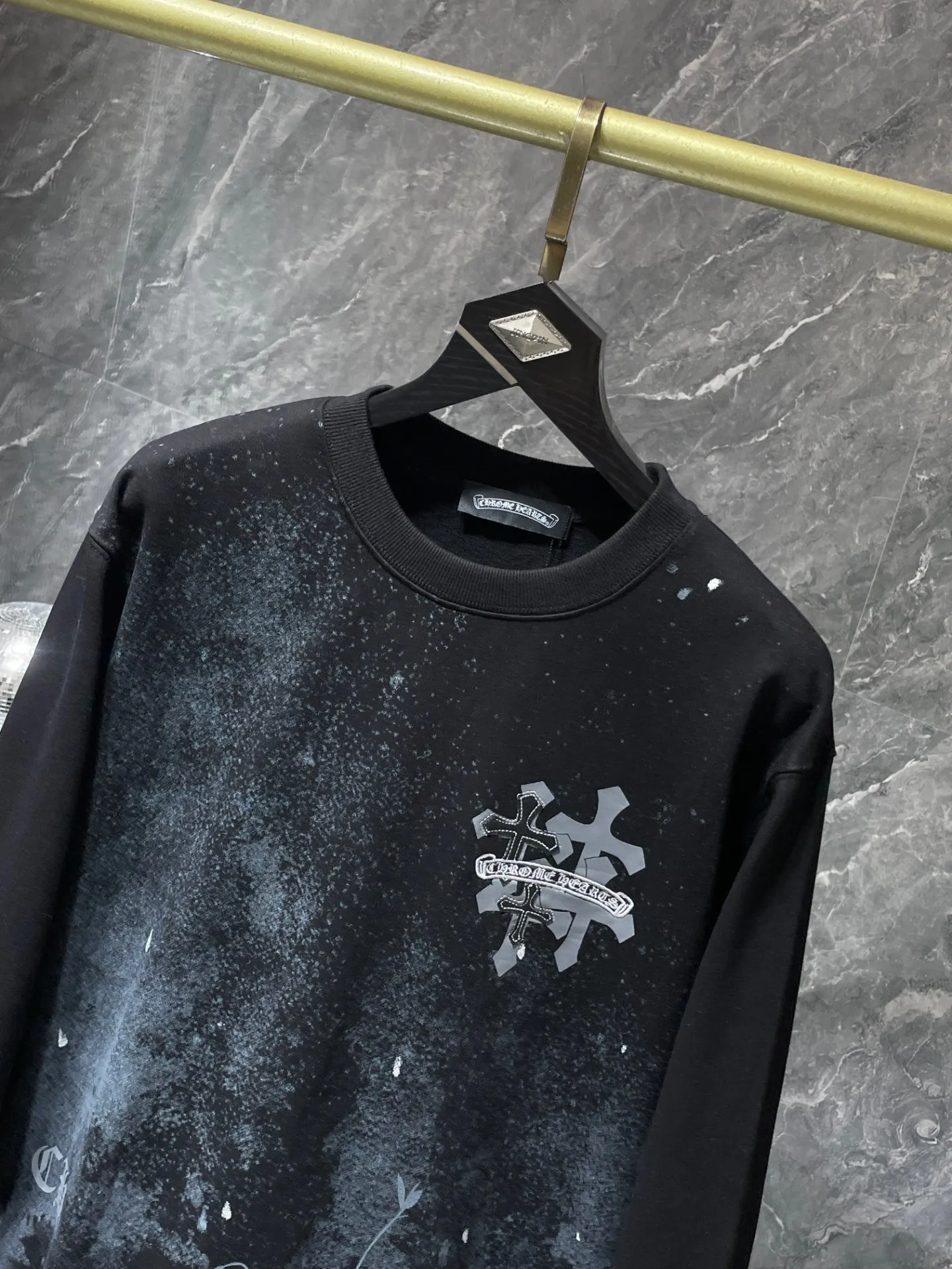 P230 Chrome Hearts Autumn and Winter 2025 are on sale simultaneously at counters. High-weight, environmentally friendly and high-quality top-quality fabrics. Starry sky cross patchwork leather embroidered crew neck sweatshirt. Imported environmentally friendly glue printing and dyeing. Simultaneous counter sales. 1:1 replica version. Recommended colors: black and white. Size: S, M, L, XL.